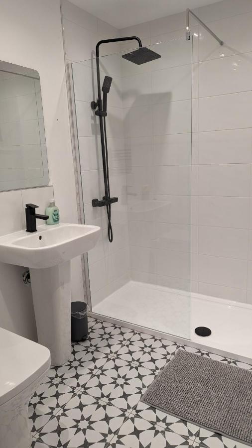 Stylish Family House Close To Heart Of With Free Parking